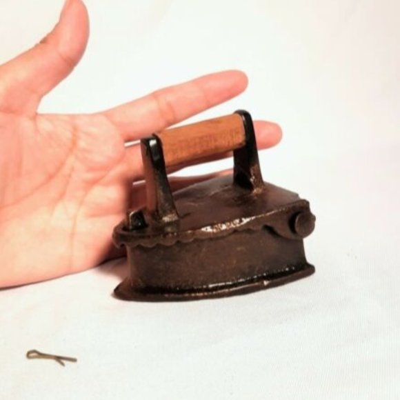 Decorative Traditional Vintage Mid Century Style Sad Iron - Picture 11 of 11